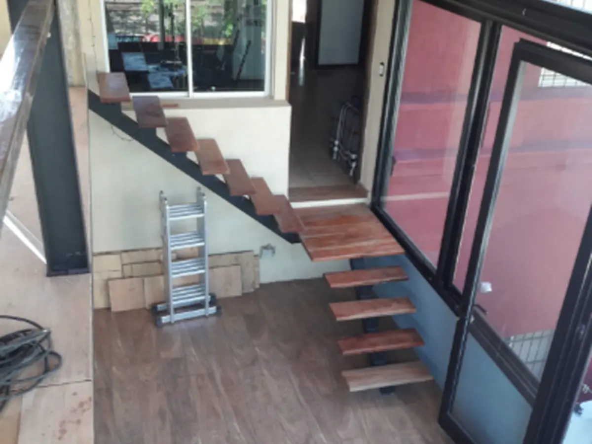 Gomería Centenario - Terminaciones interiores y escalera