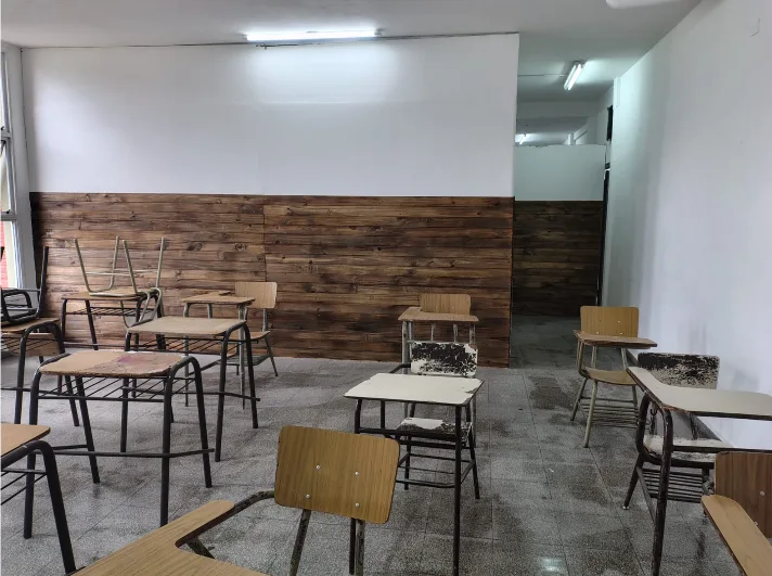 Liceo Policial - Revestimiento de madera y pintura en aula