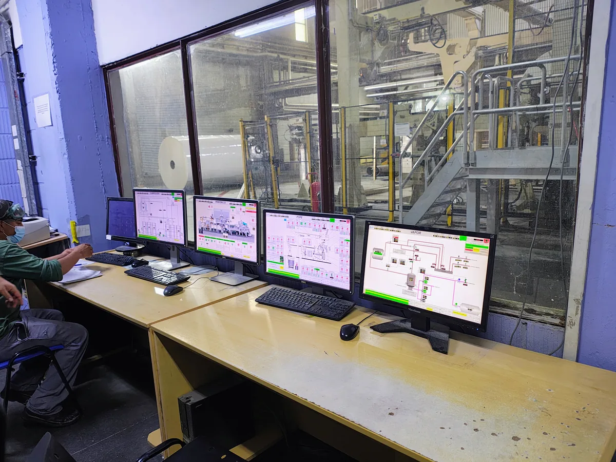 Automatización industrial - Sala de control SCADA frente a nave