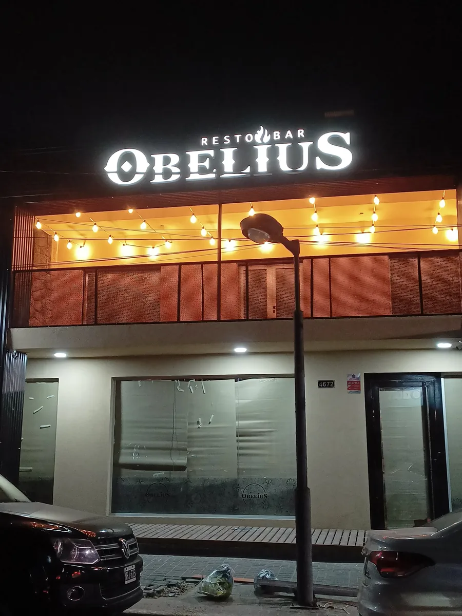 Restobar Obelius - Fachada nocturna terminada