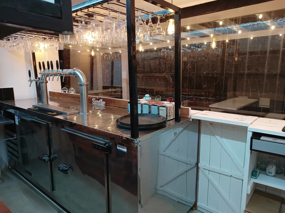 Restobar Obelius - Barra principal en madera y herrería
