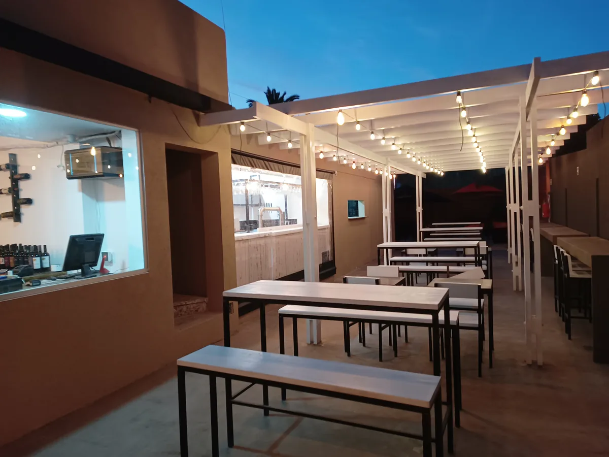 Restobar Obelius - Patio exterior con pérgola e iluminación