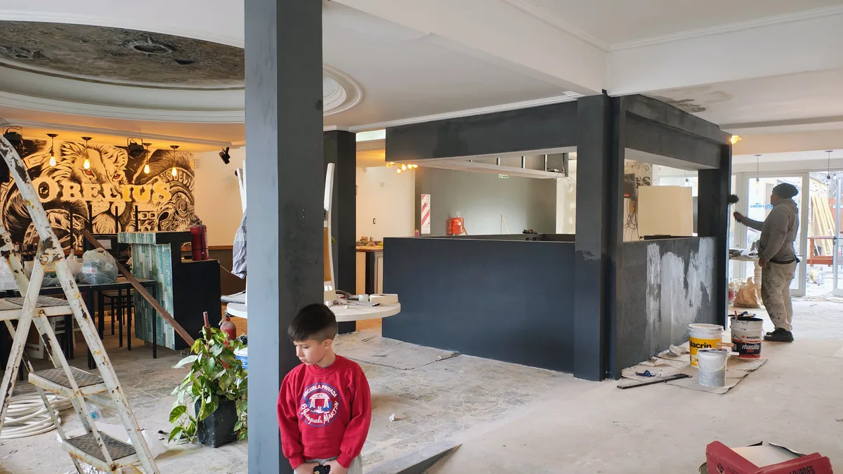 Restobar Obelius - Proceso de pintura y remodelación de barra interior