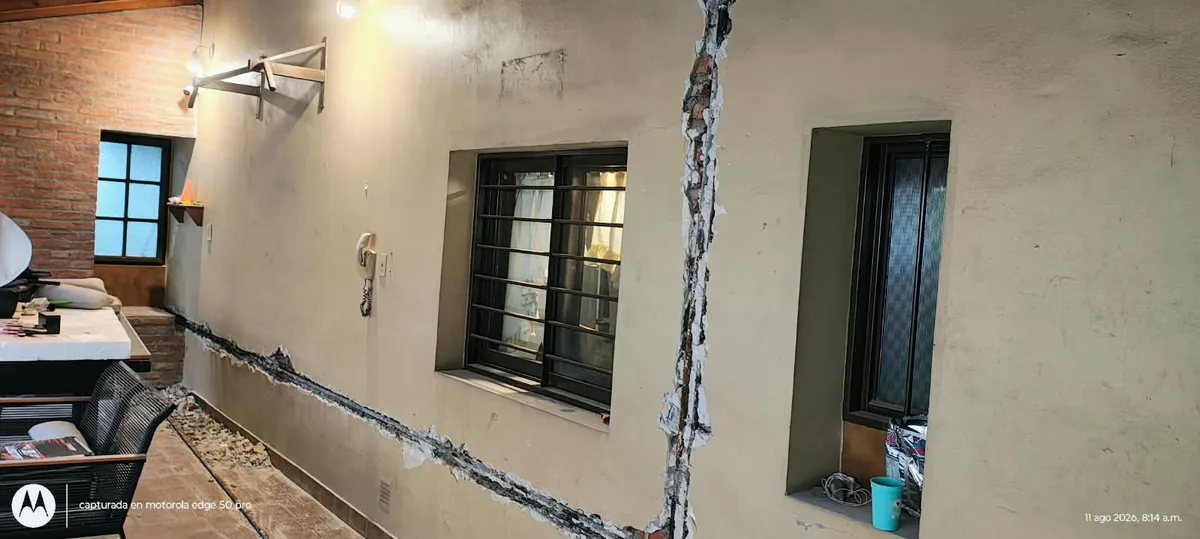 Reforma de vivienda - Muro con fisuras y canalización antes de intervenir